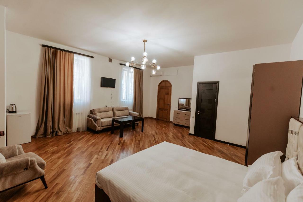 Castle Family Hotel Yerevan Exterior foto